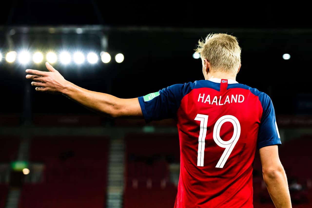 Haaland tocca quota 18 gol in appena 19 presenze: meglio di Messi e Cristiano Ronaldo