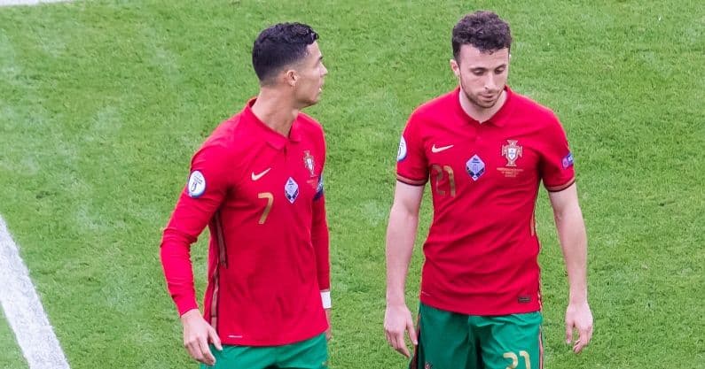 Cori vergognosi su Diogo Jota: la furia di Cristiano Ronaldo e la replica di Neves