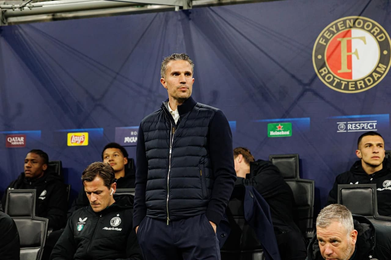 Feyenoord, Sterling senza permesso di lavoro: Van Persie porta la squadra in Belgio